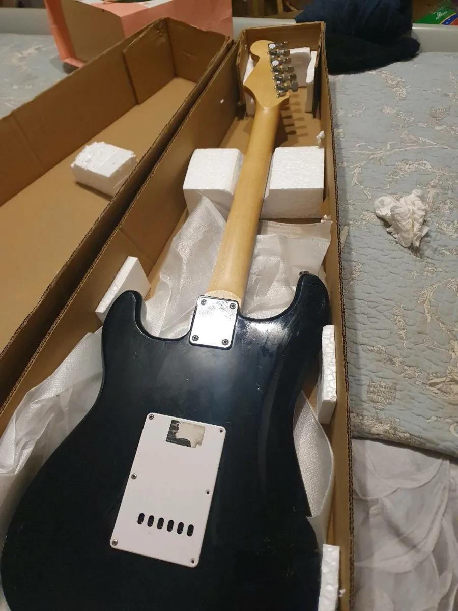 Six string electric guitar - Image 2