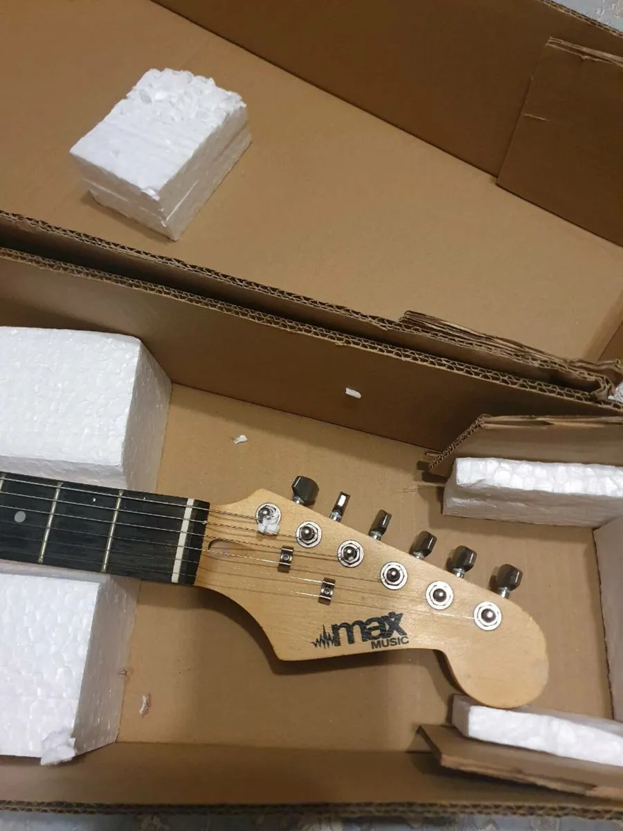 Six string electric guitar - Image 3