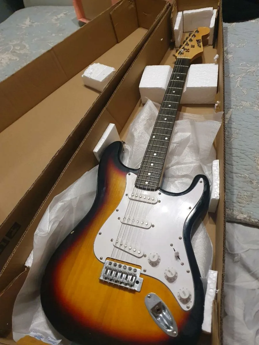 Six string electric guitar - Image 4