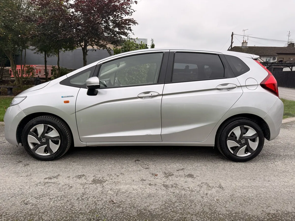 Honda Fit 1.5 hybryd low mileage - Image 3