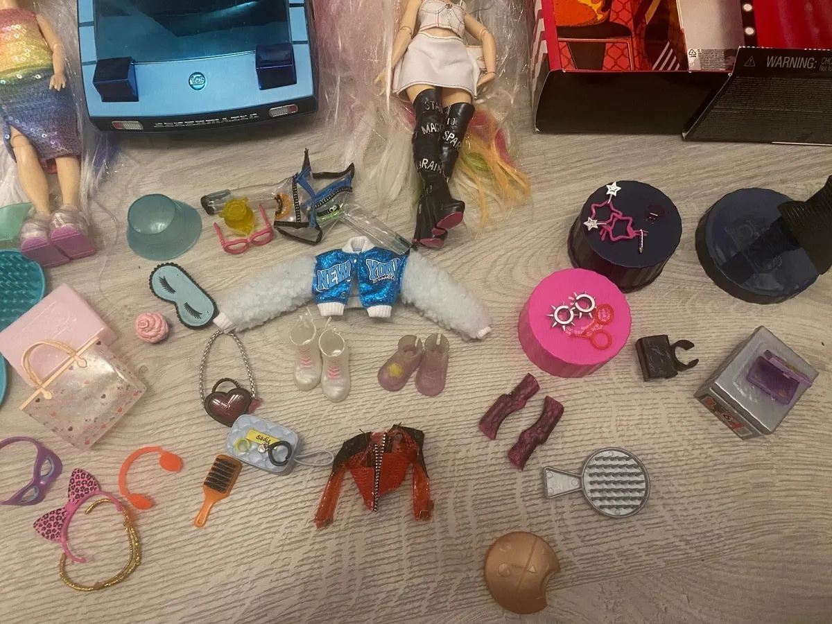 7 Lol dolls various sizes & lol car - Image 4
