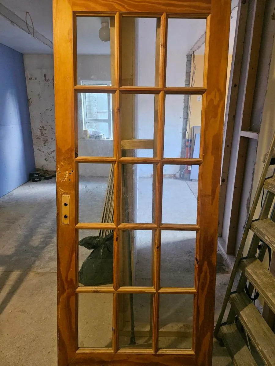 Free glass panel door - Image 1