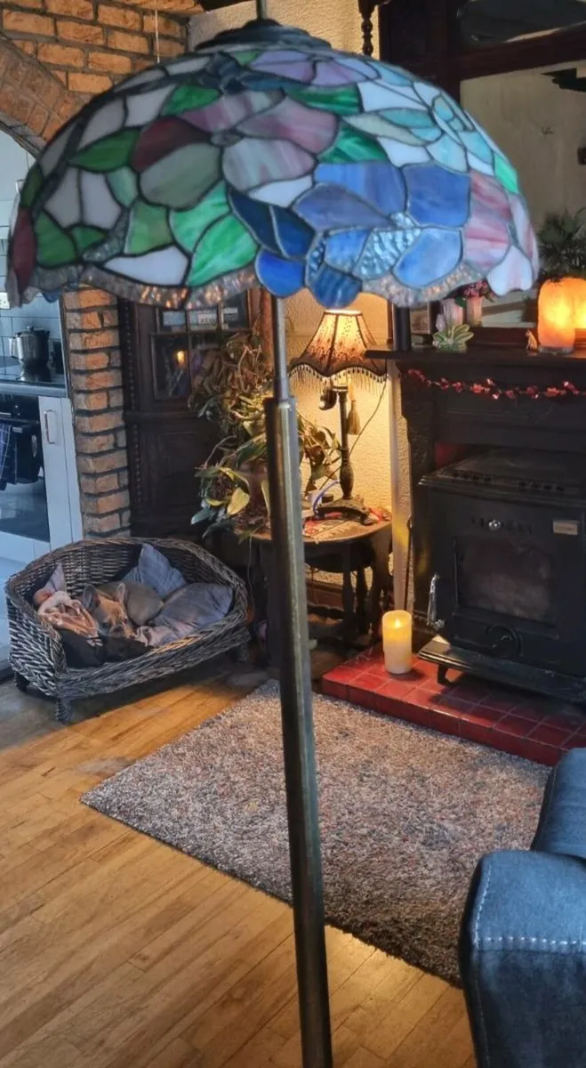 VINTAGE TALL TIFFANY  BUTTERFLY LAMP - Image 2