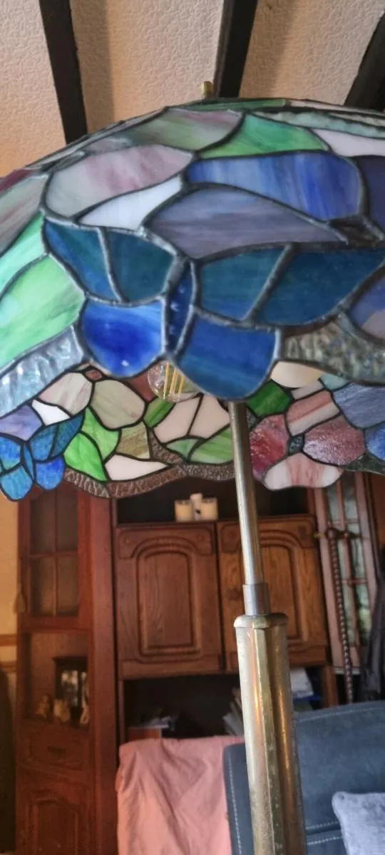 VINTAGE TALL TIFFANY  BUTTERFLY LAMP - Image 3