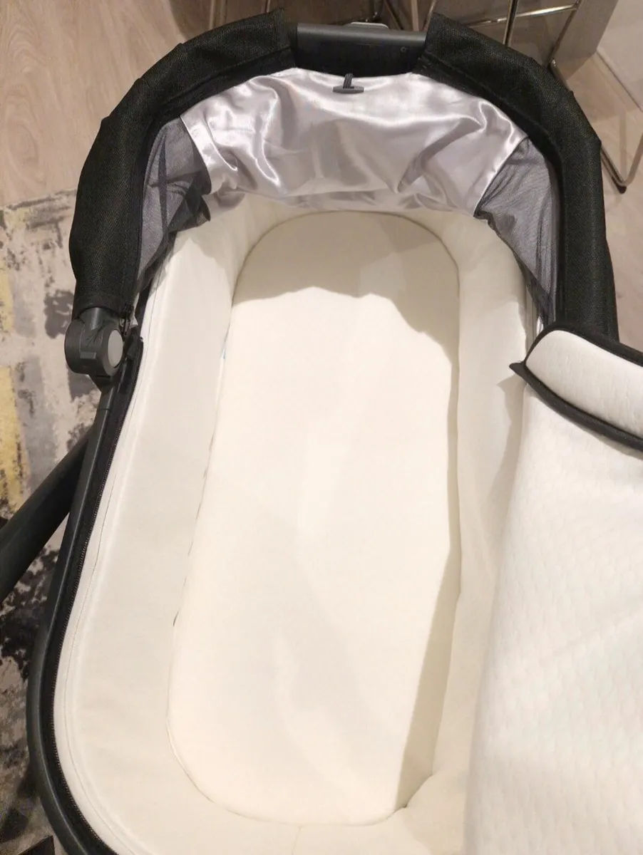 Uppababy vista, car seat isifix base IMMACULATE - Image 3