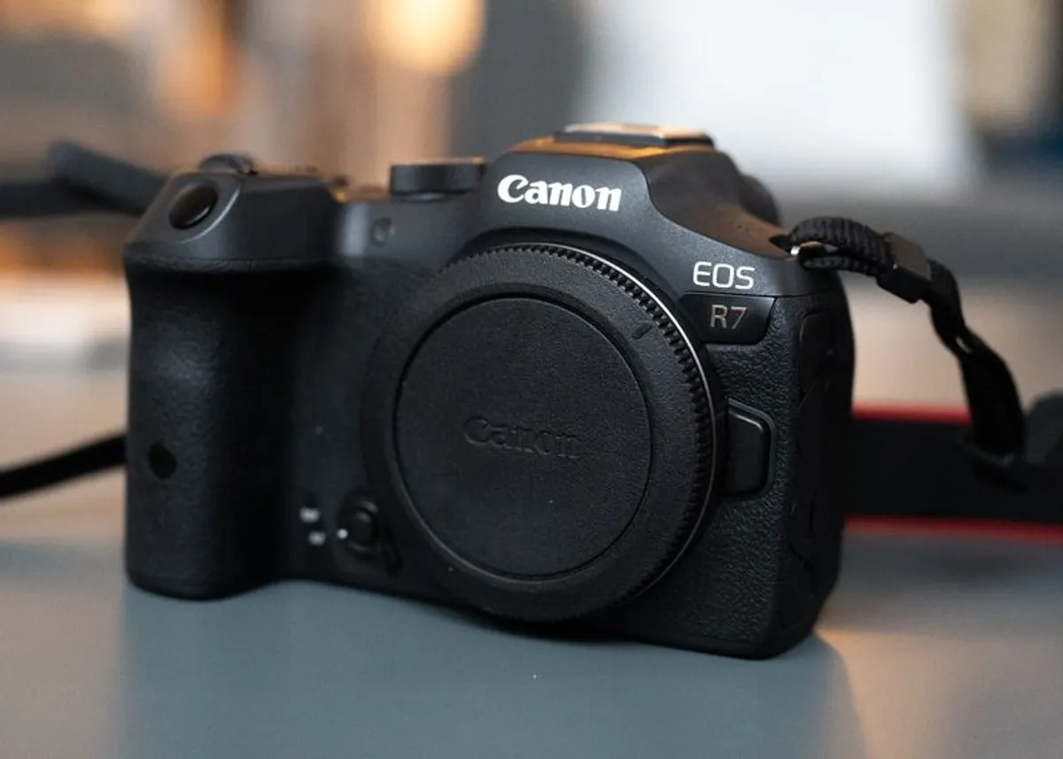 Canon R7 + 18-150 mm kit lens + 50mm canon prime lens - Image 2