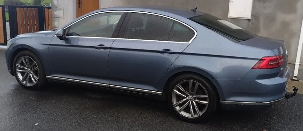 2015 Volkswagen Passat GT - Image 2