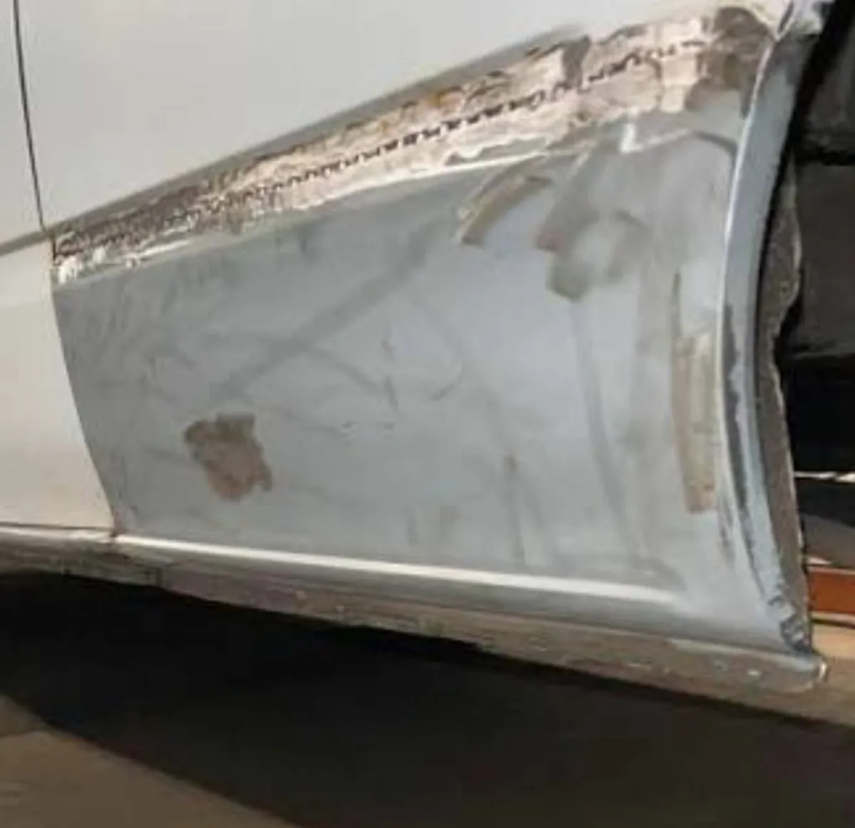 Vehicle welding van sills patching light paintwork - Image 1