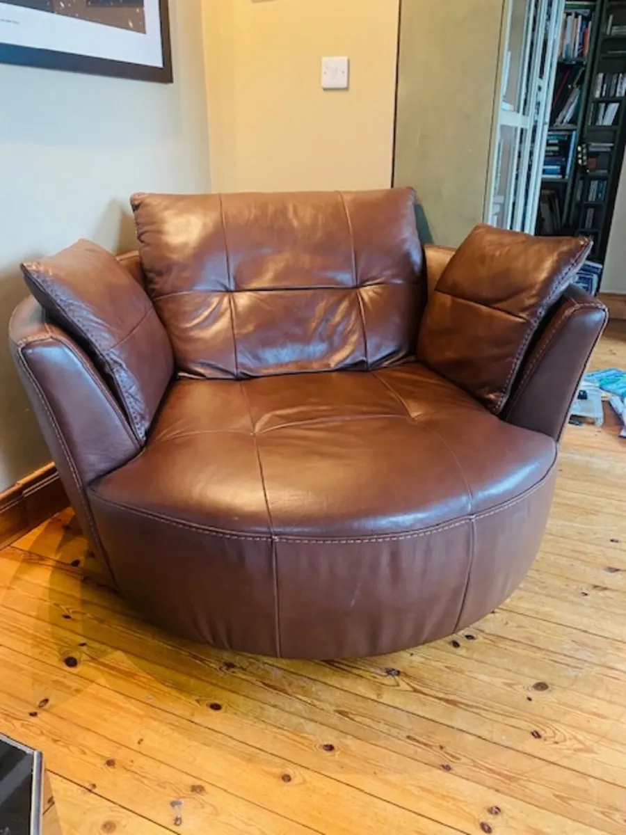 Leather swivel couch - Image 1