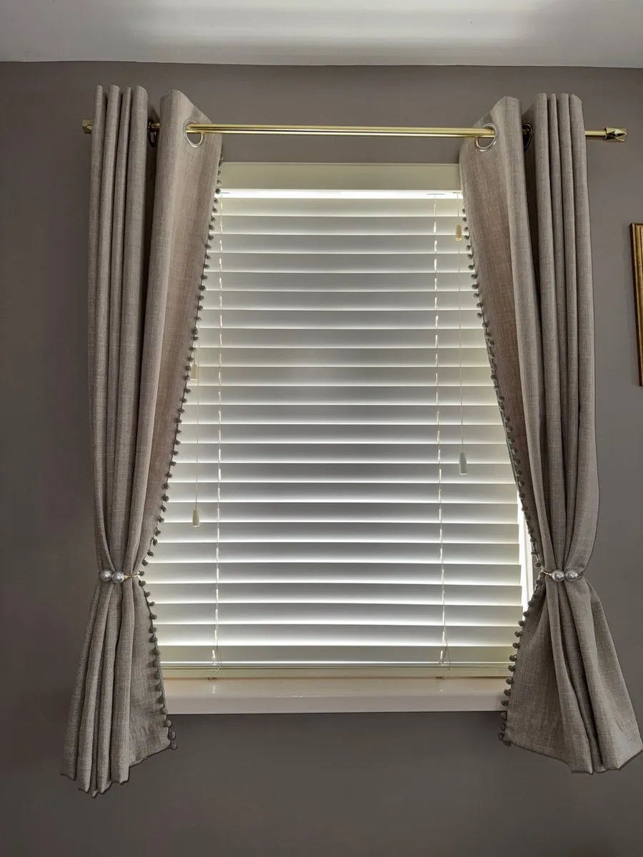 Curtains & pole - Image 1