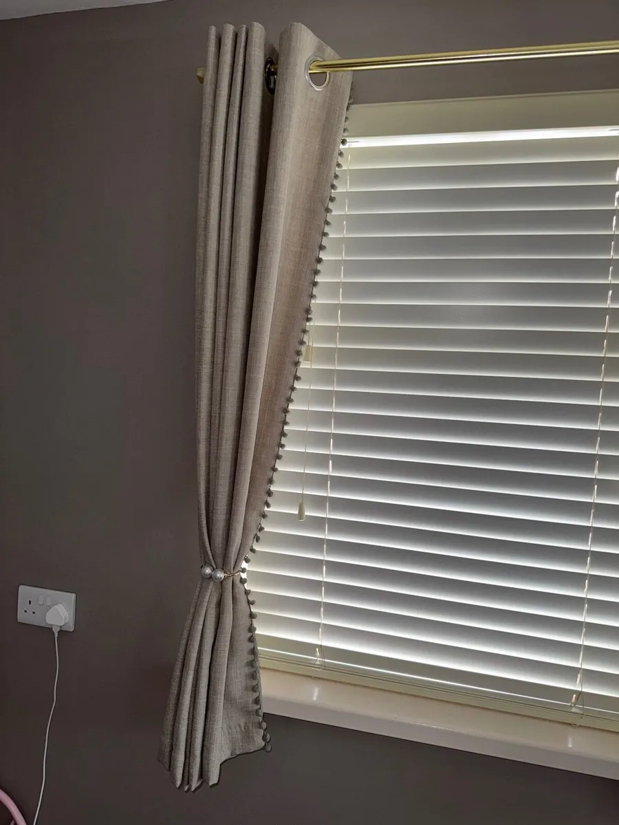 Curtains & pole - Image 3