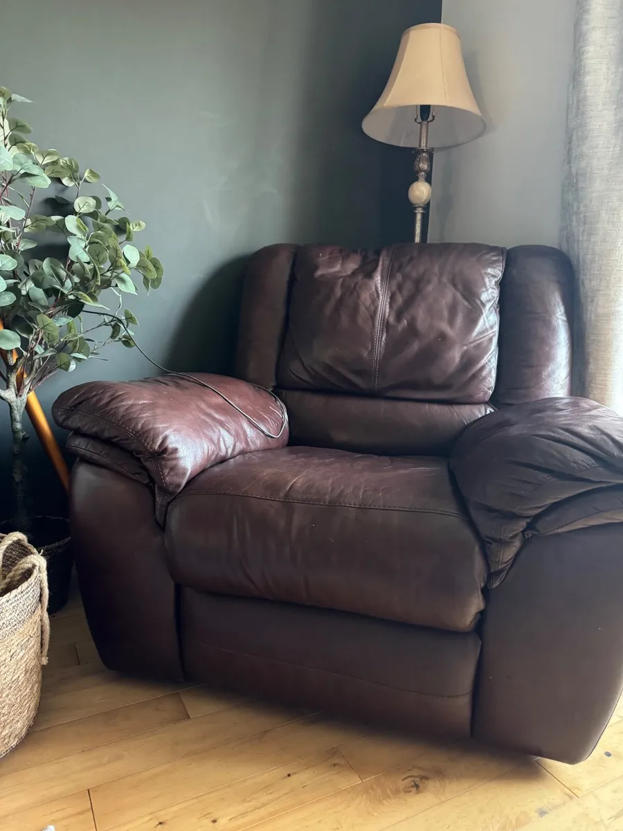 3 seater Sofa and 2 matching recliners - Image 2