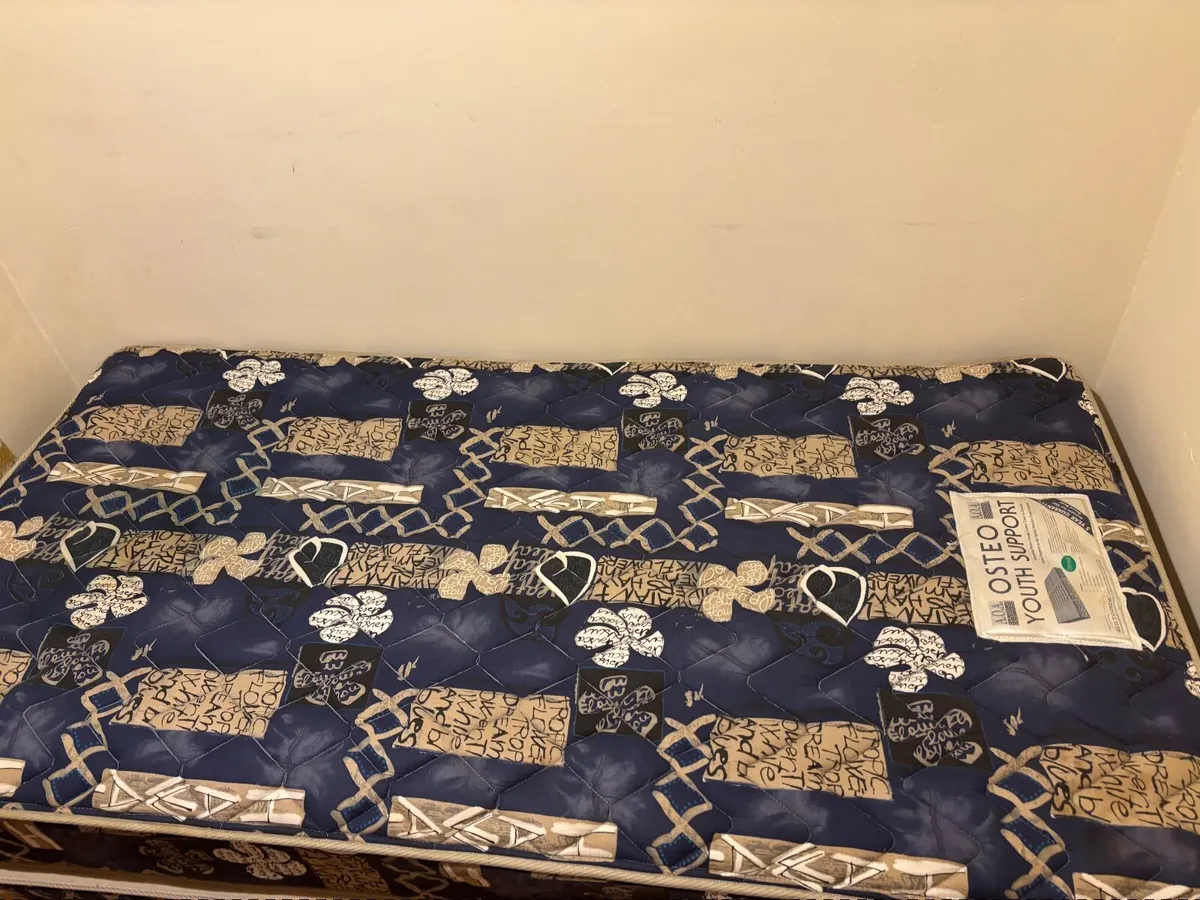 Single bed and base - Image 1