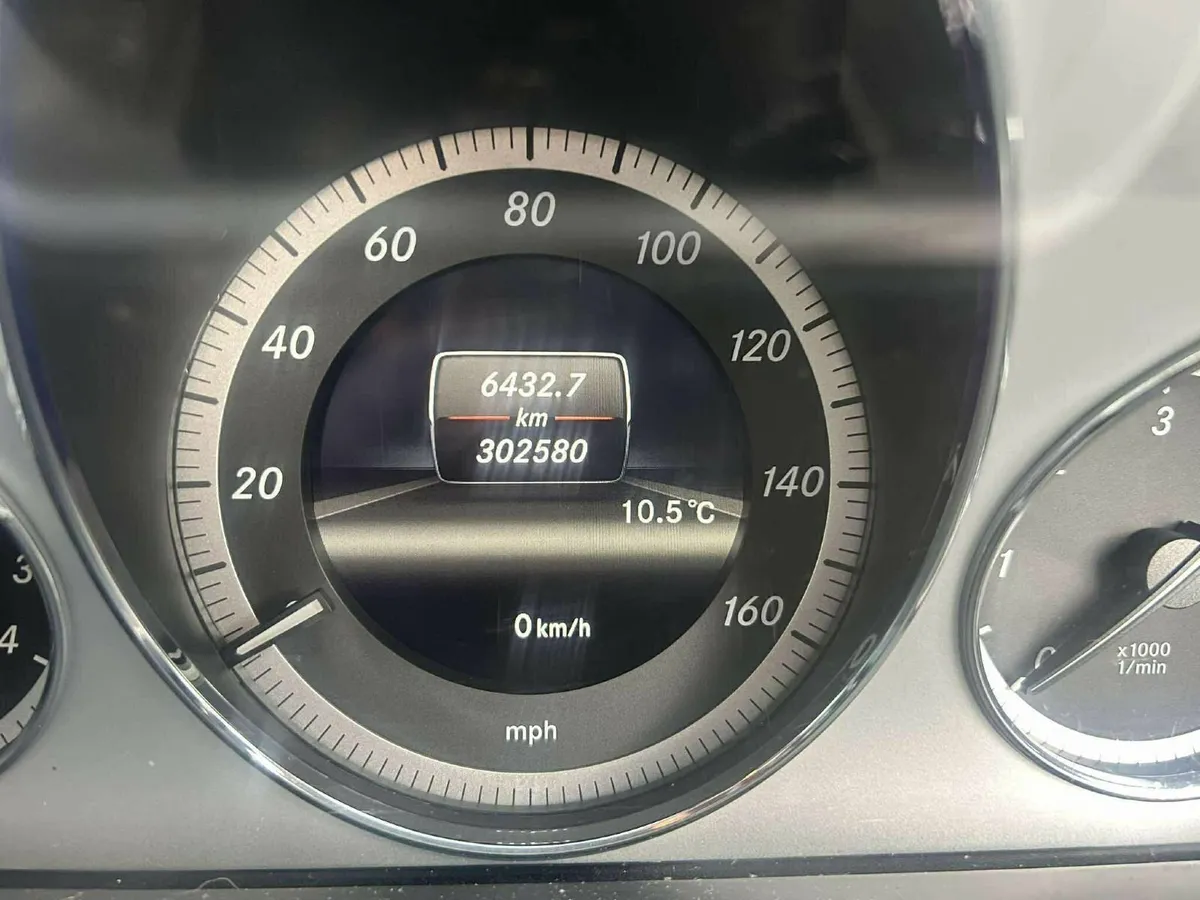 Mercedes-Benz E-Class 2013 - Image 2