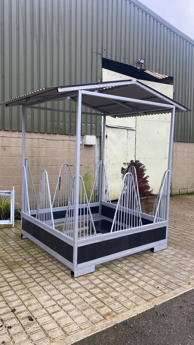 Horse Roofed Hay Feeder - Image 1