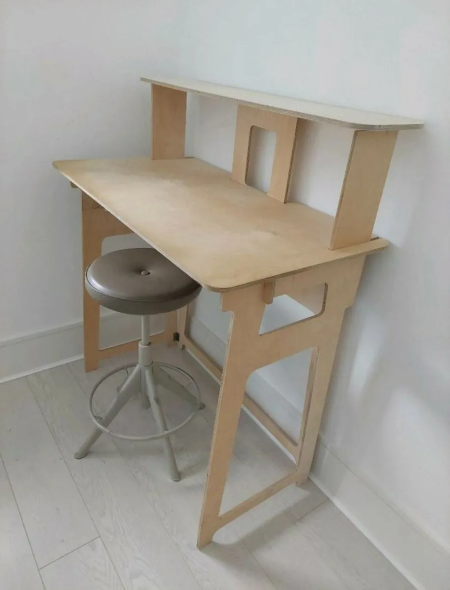 Flying Elephant stand up desk and chair - Image 1