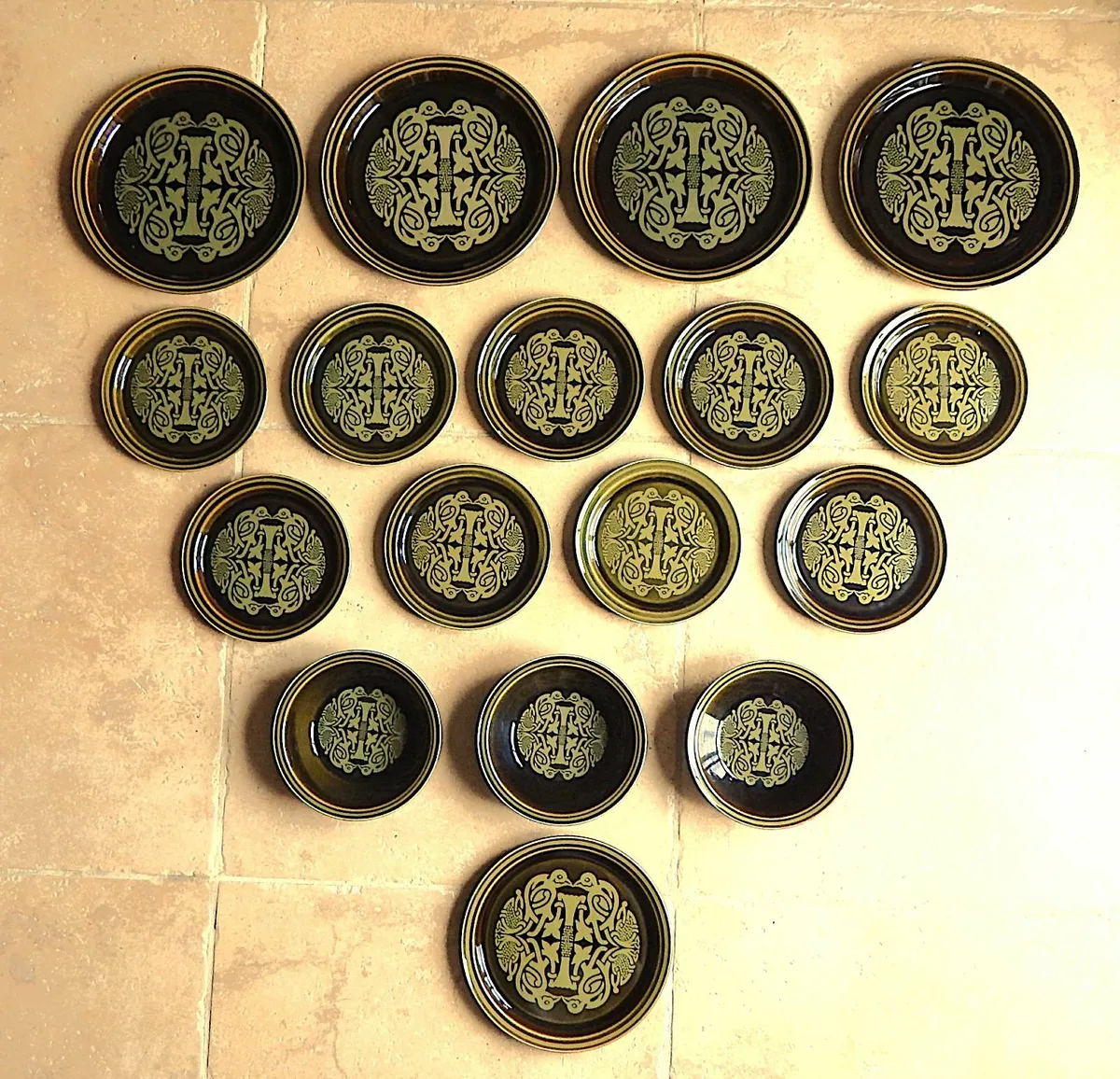 17 Pieces Vintage Arklow Pottery Plates & Bowls - Image 1