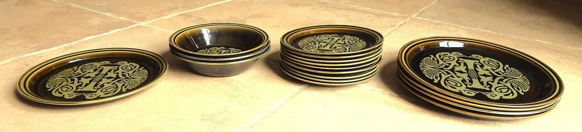 17 Pieces Vintage Arklow Pottery Plates & Bowls - Image 3