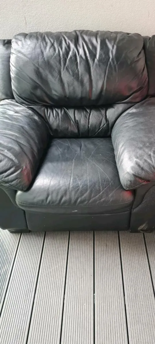 I am selling two leather armchairs. - Image 2