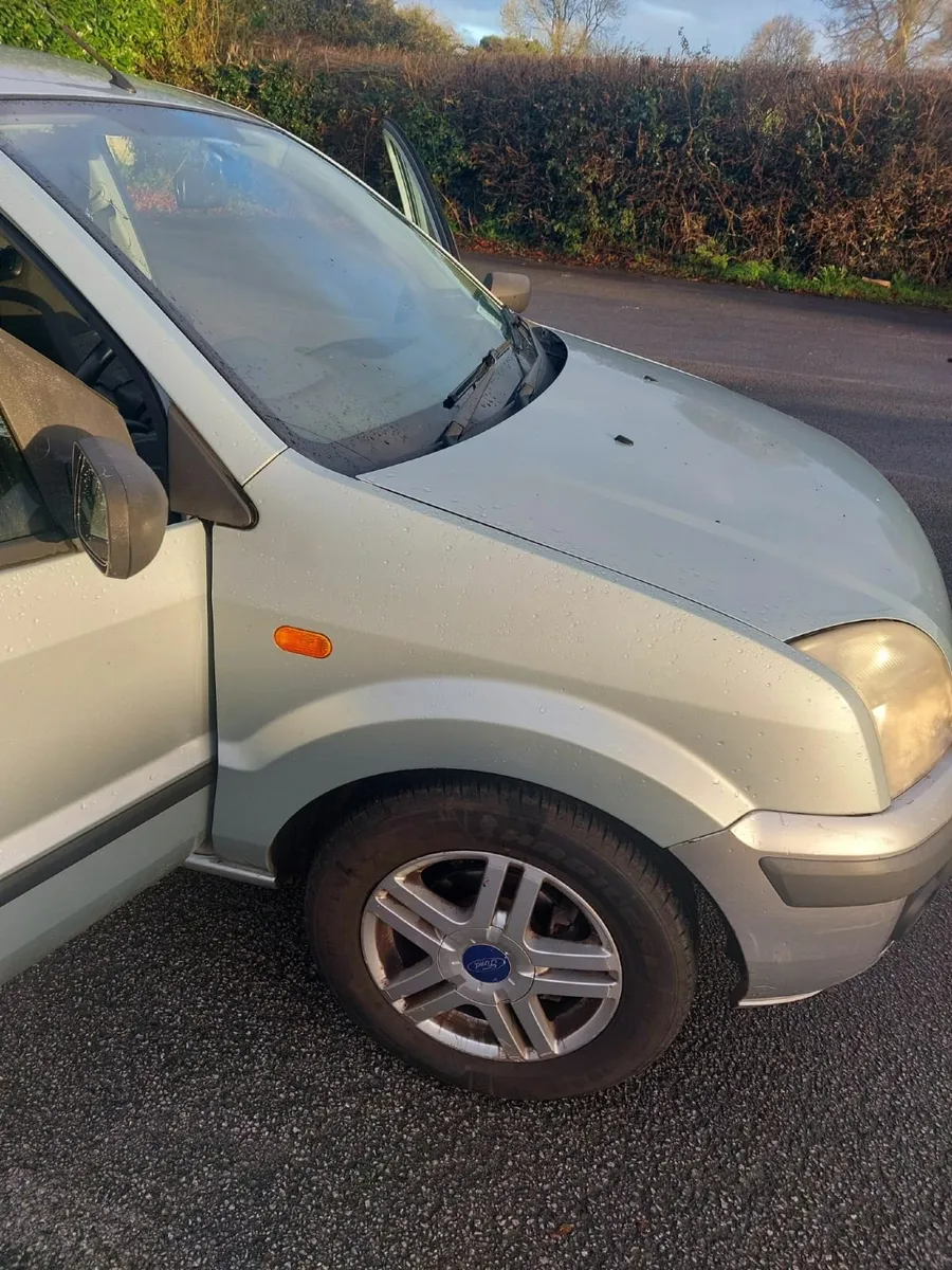 Ford Fusion 2004 - Image 2