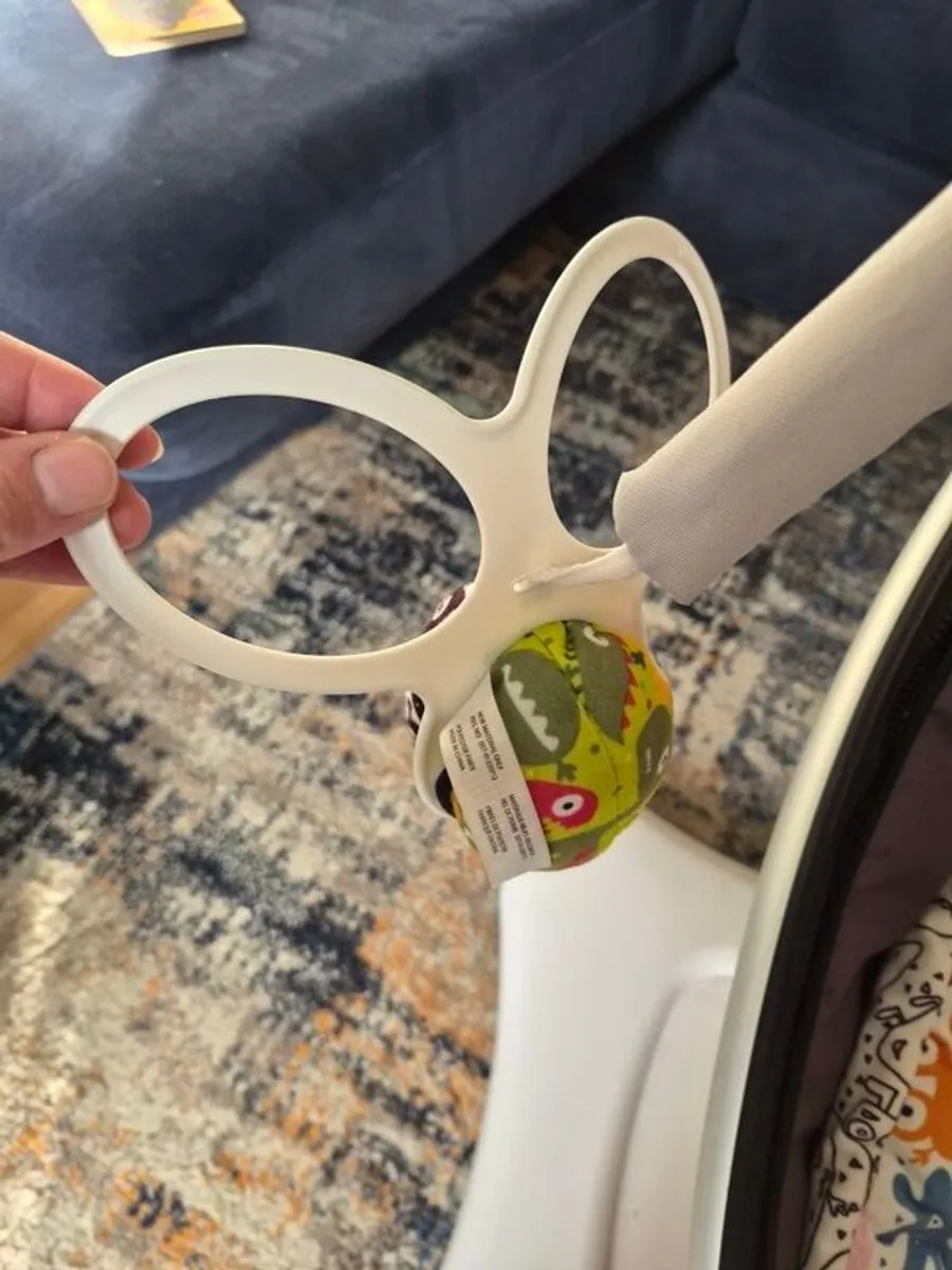 4 moms mamaroo baby swing - Image 3