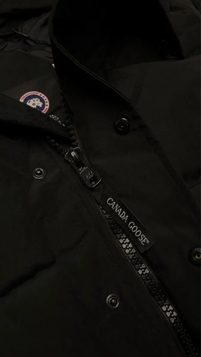 Canada Goose Wyndham Parka - Medium - Image 3