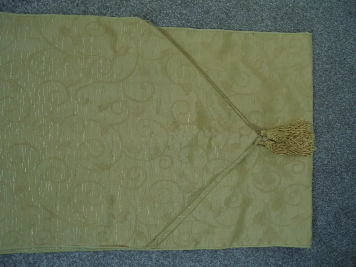 6ft Christmas tree with decorations ,table runner - Image 2