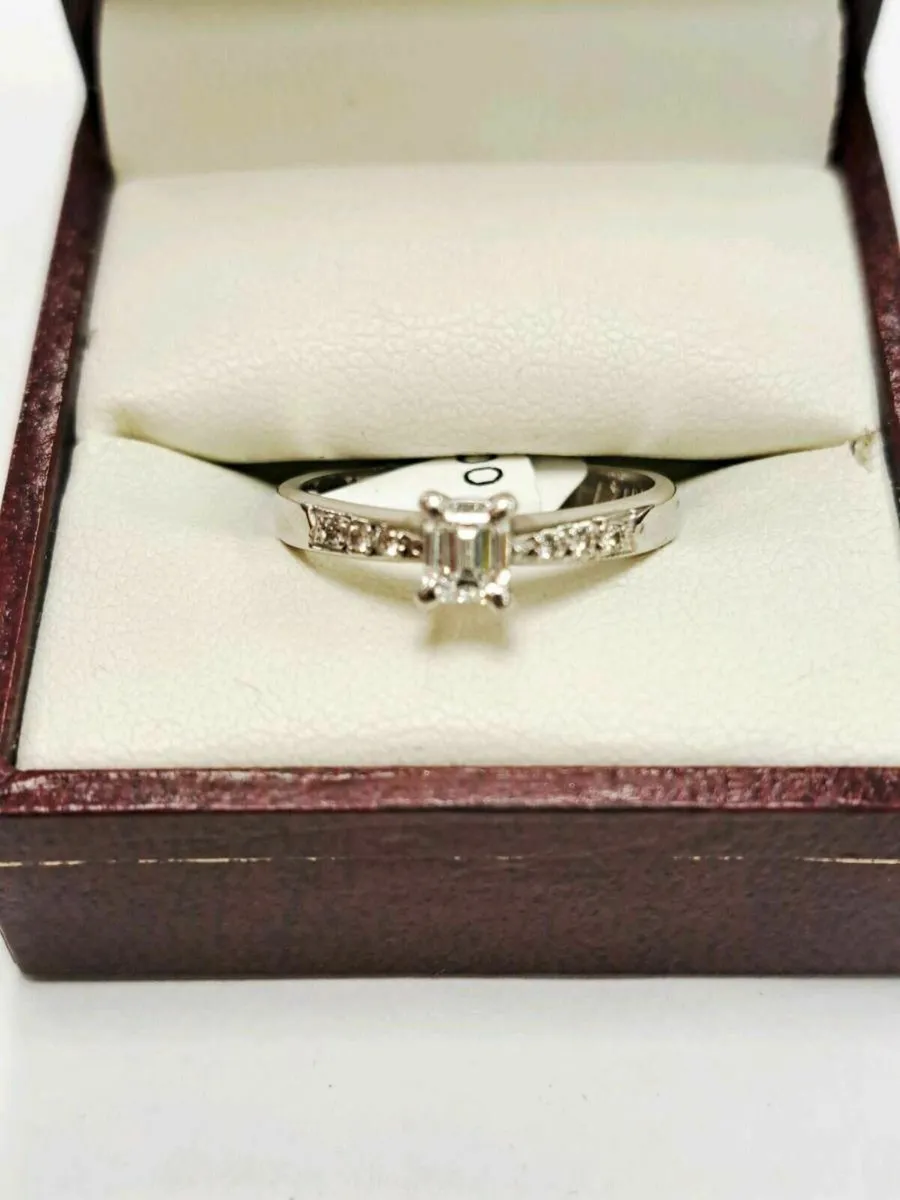 18K Gold White Diamond Ring 18CT - Image 1