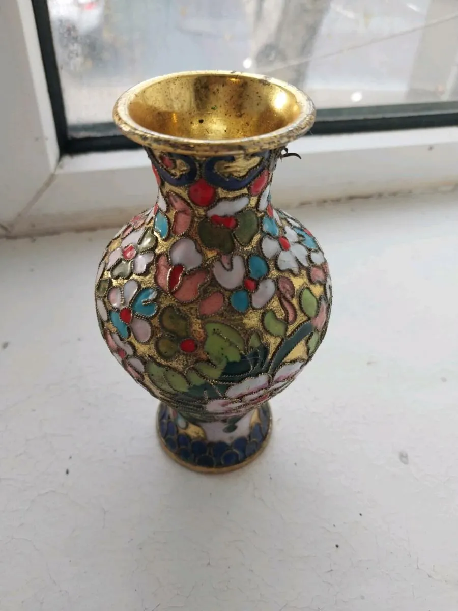 Clearing out a mix of vintage and decorative items - Image 1