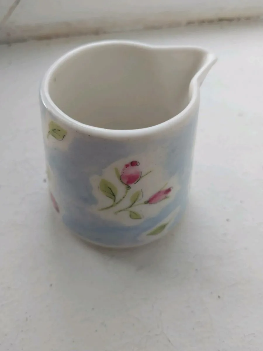 Clearing out a mix of vintage and decorative items - Image 2