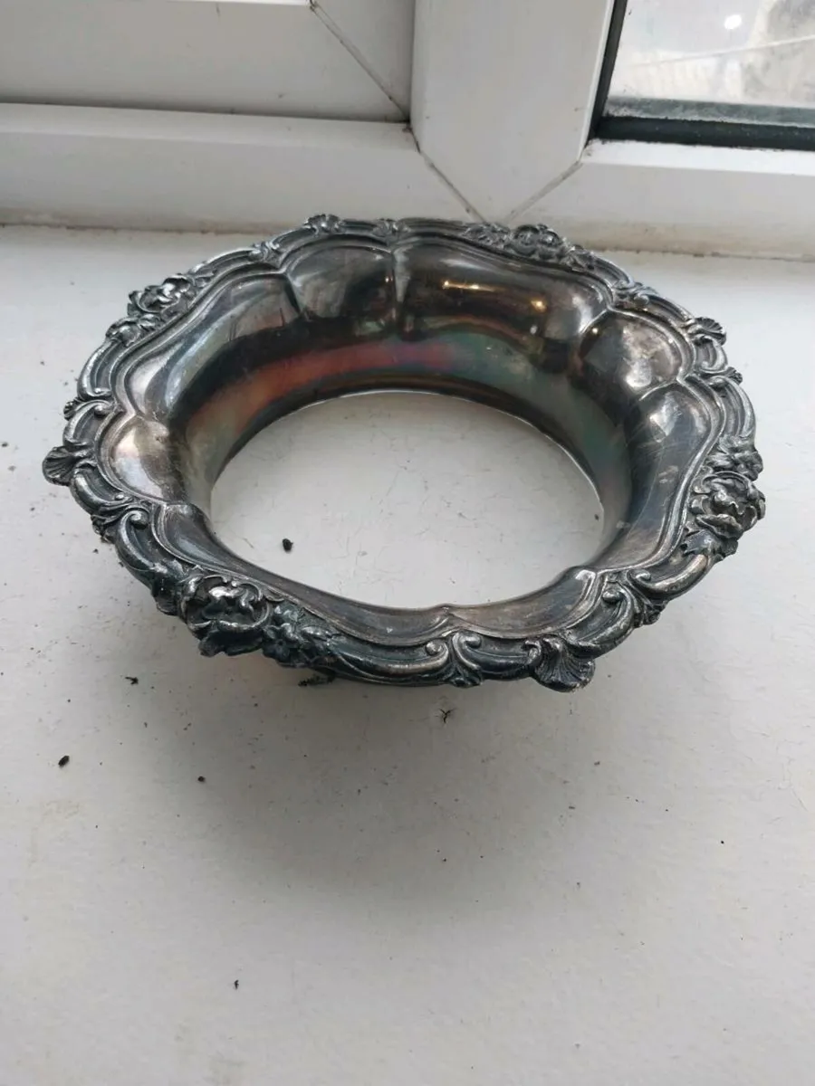 Clearing out a mix of vintage and decorative items - Image 3