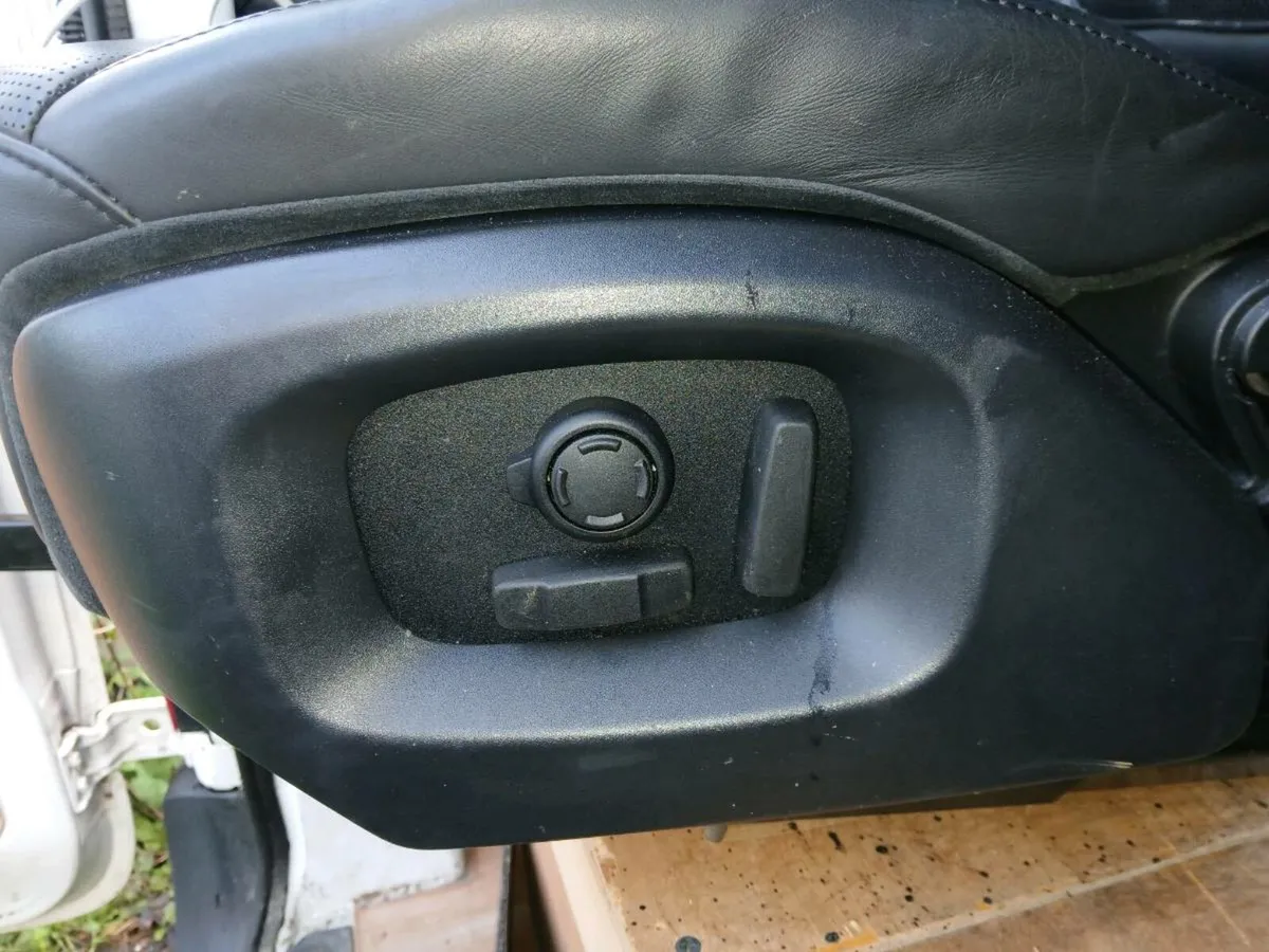 Leather seats off Range Rover Sports - Image 1