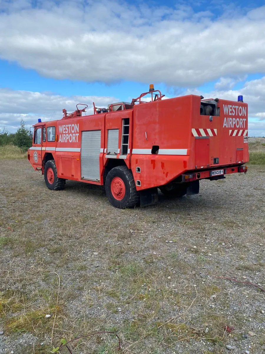 CARMICHAEL 1990 FIRE ENGINE / TRUCK - Image 2