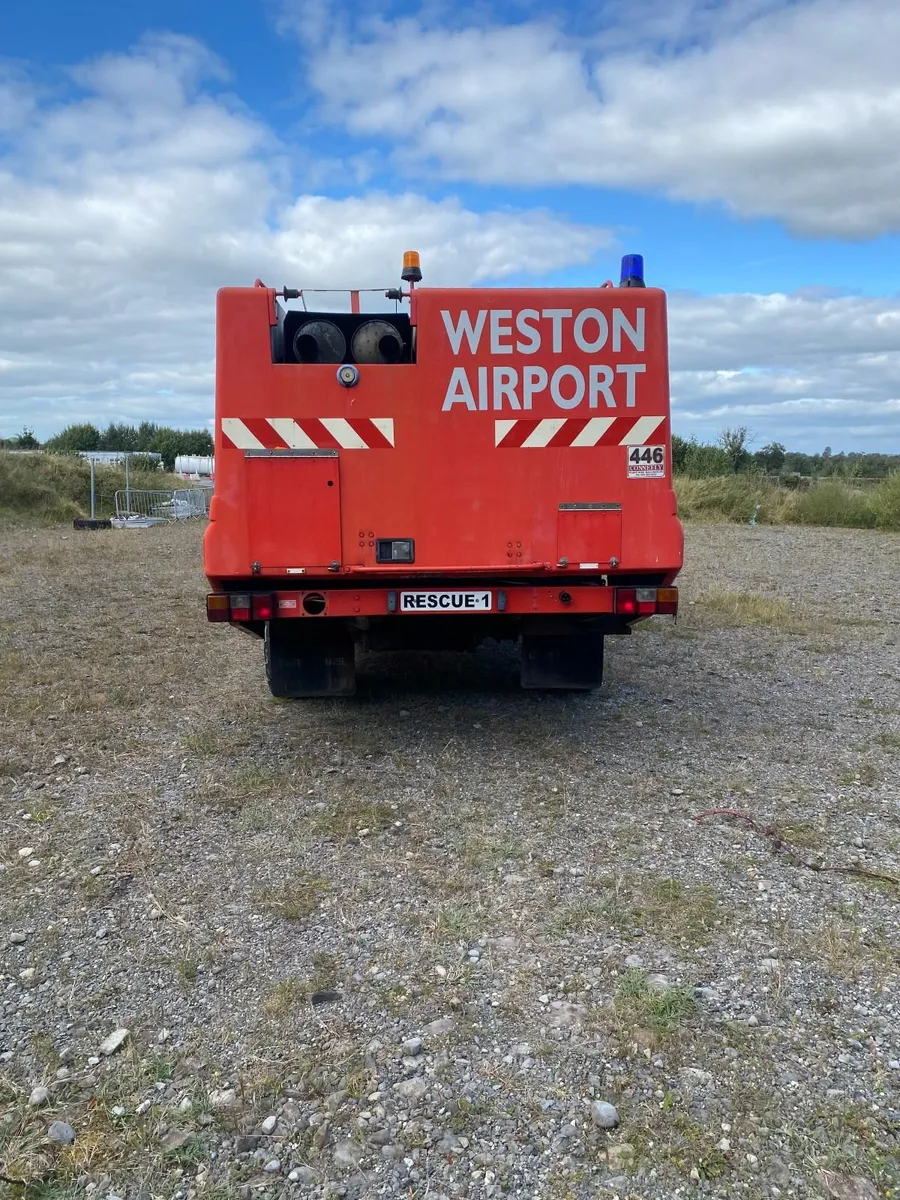 CARMICHAEL 1990 FIRE ENGINE / TRUCK - Image 3