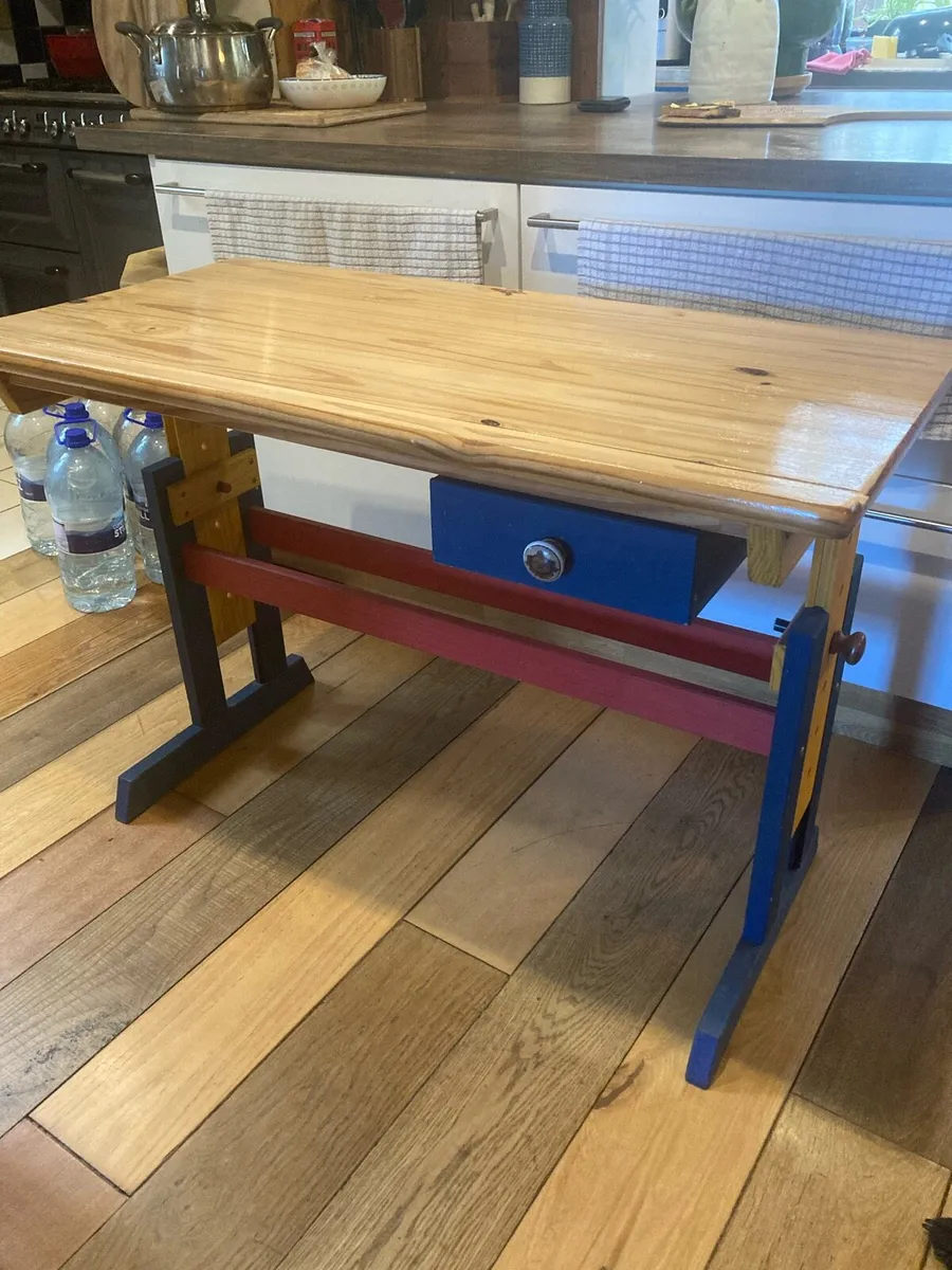 Child’s desk - Image 1