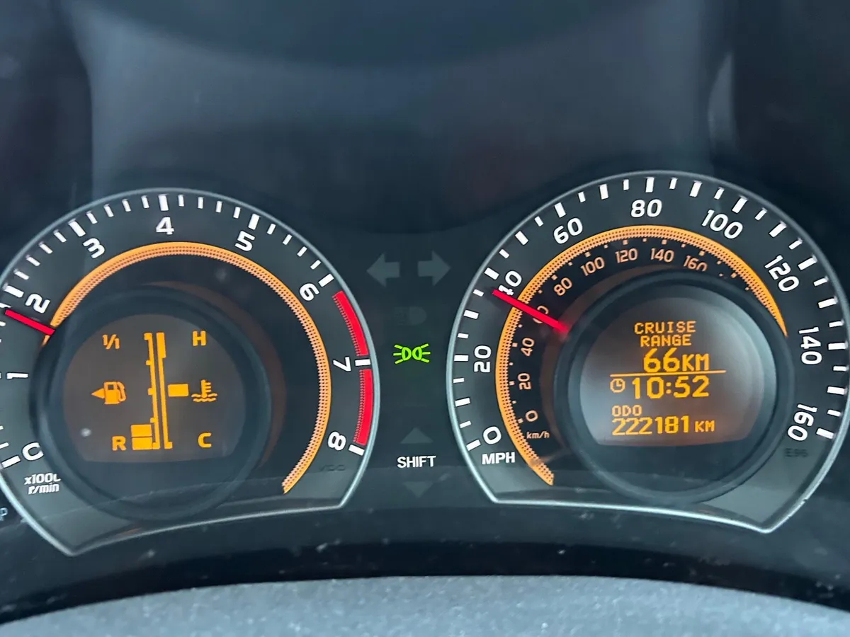 Toyota Auris 2011 - Image 2