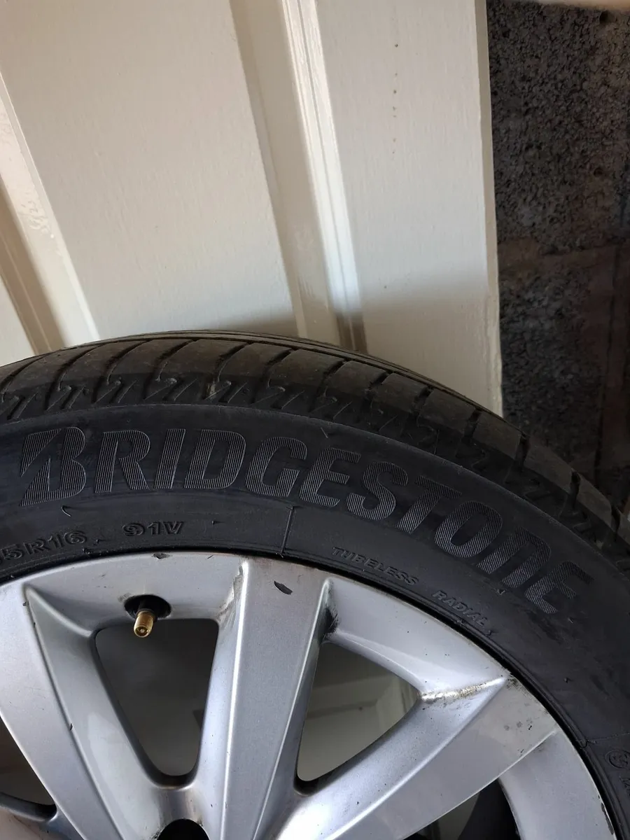 Mercedes alloy wheel + tire - Image 3