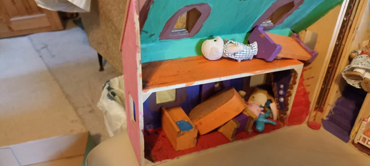 Small Dolls House - Image 1