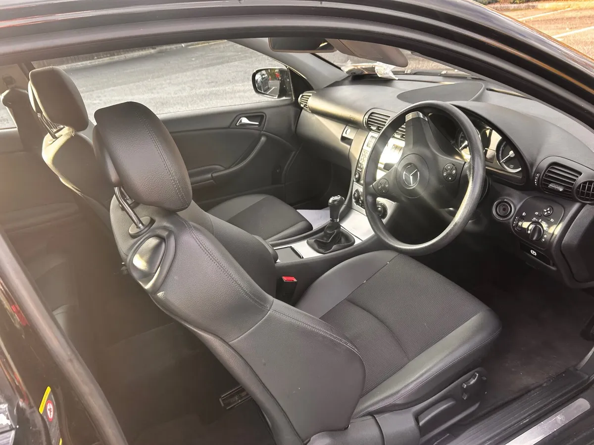 Mercedes-Benz C-Class 2010 - Image 2