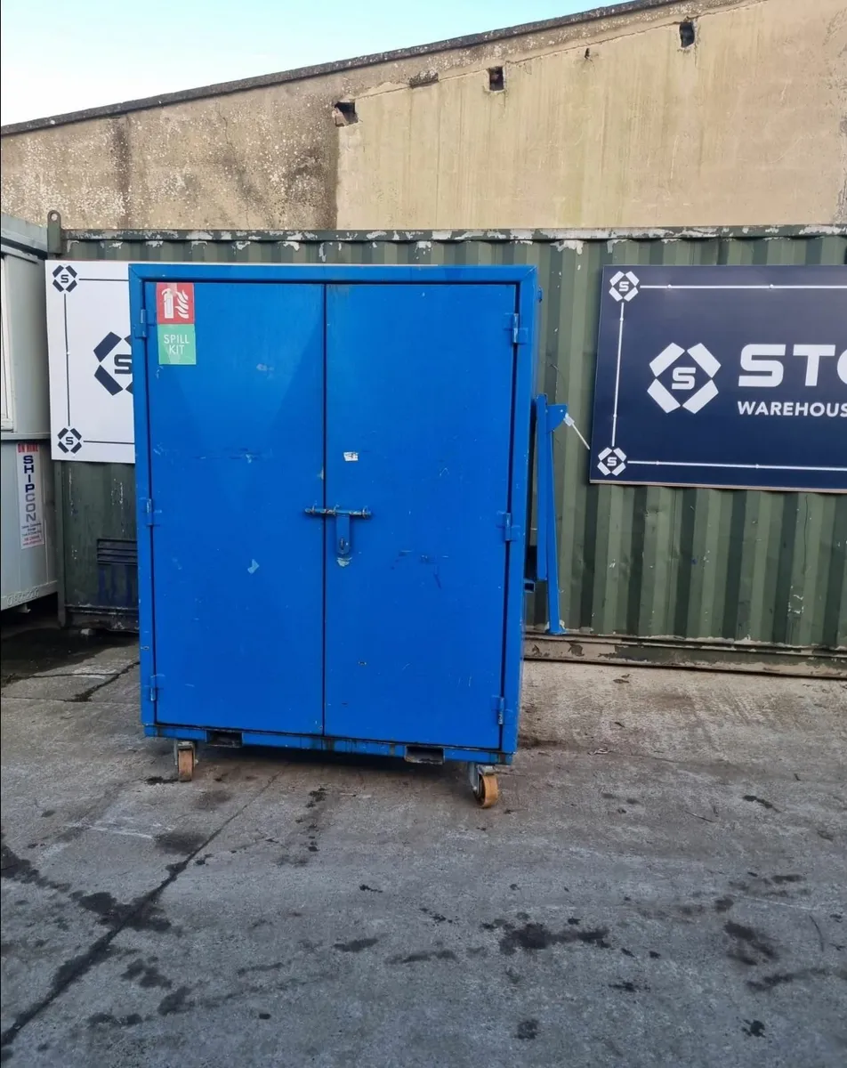 Steel cabinets with internal shelving - Image 1