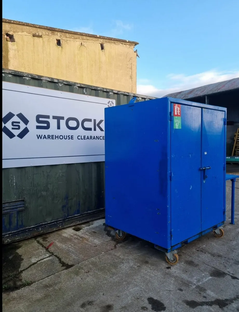 Steel cabinets with internal shelving - Image 2