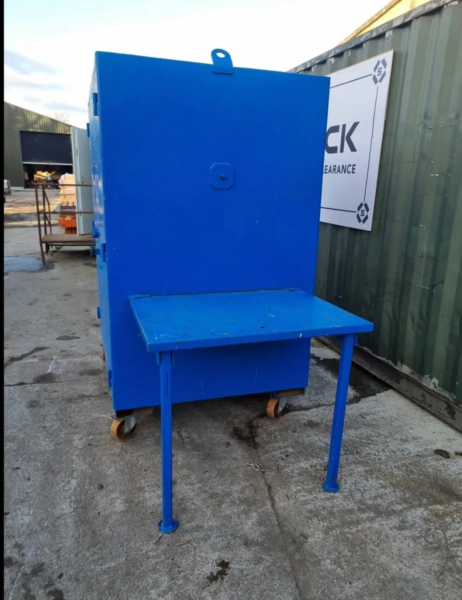 Steel cabinets with internal shelving - Image 4