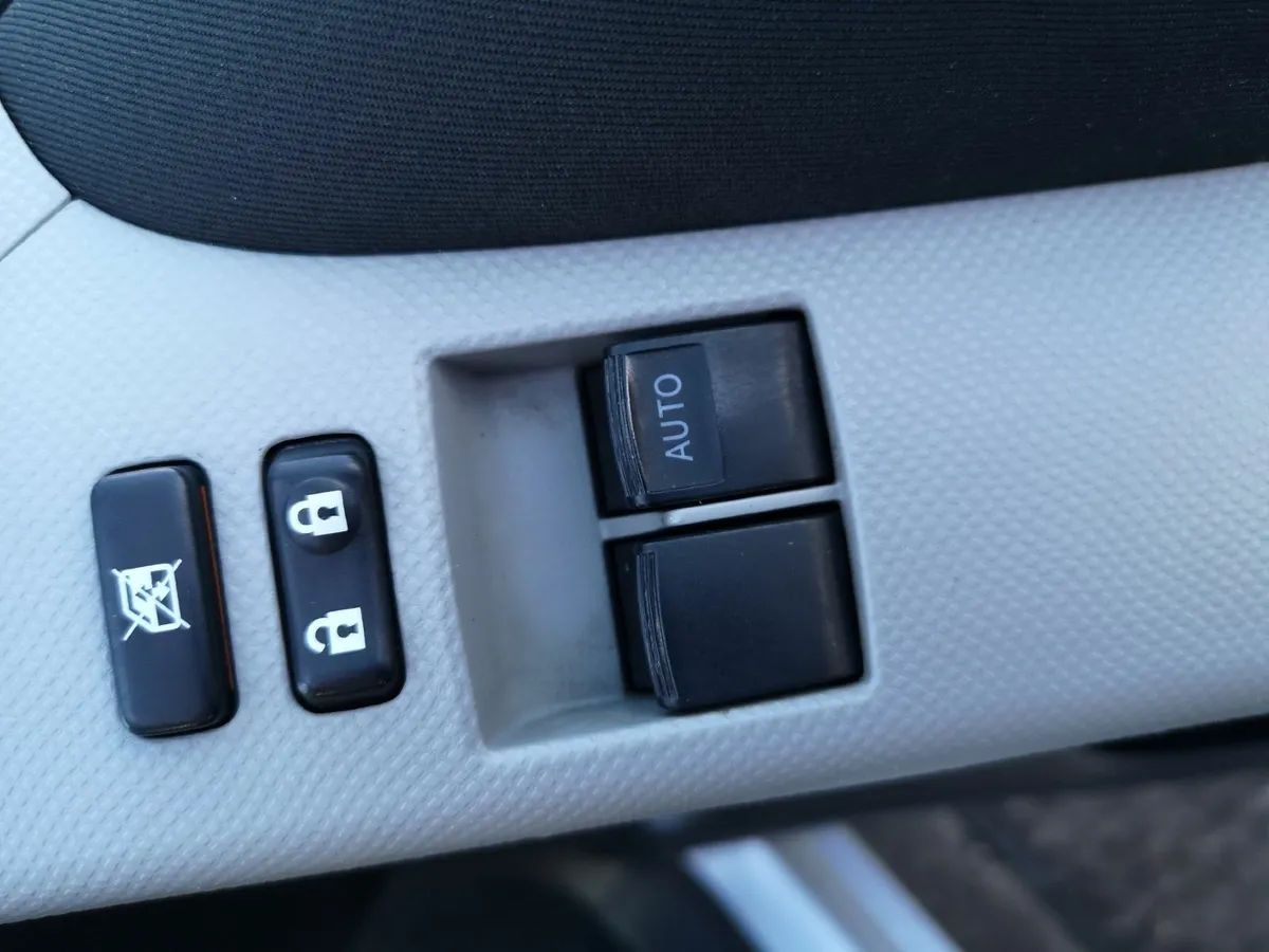 Toyota Yaris 2010 - Image 2