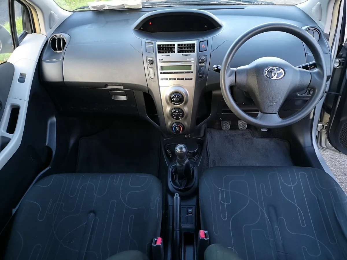Toyota Yaris 2010 - Image 4