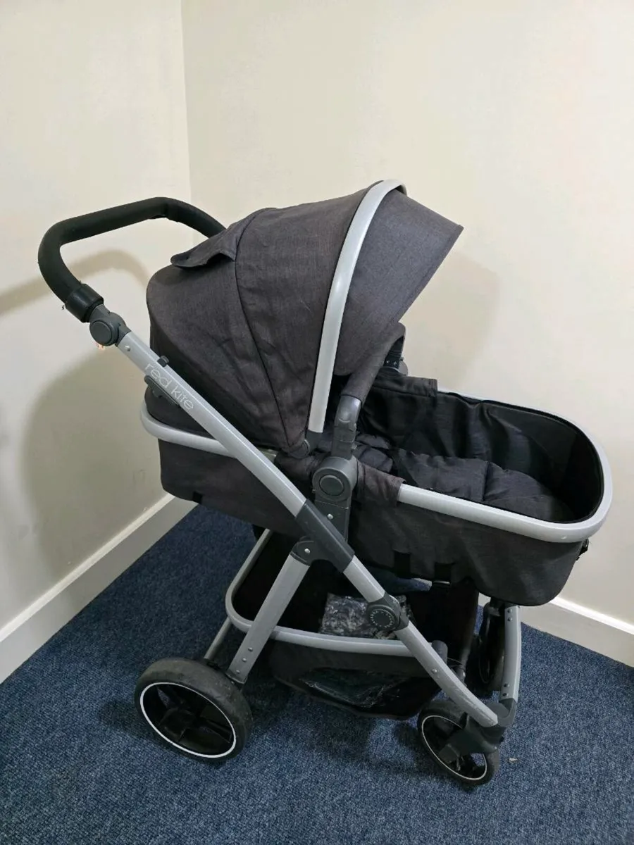 Red kite travel system - Image 1