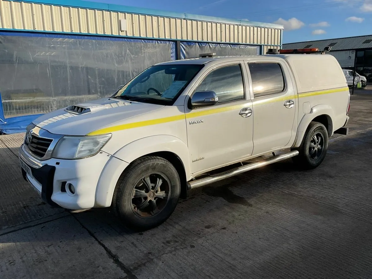 TOYOTA HILUX INVINCIBLE X 3.0 D-4D 4 DOUBLE CAB - Image 3