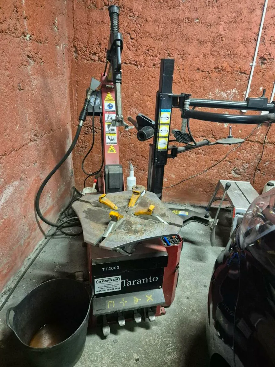 Garage equipment - Image 1