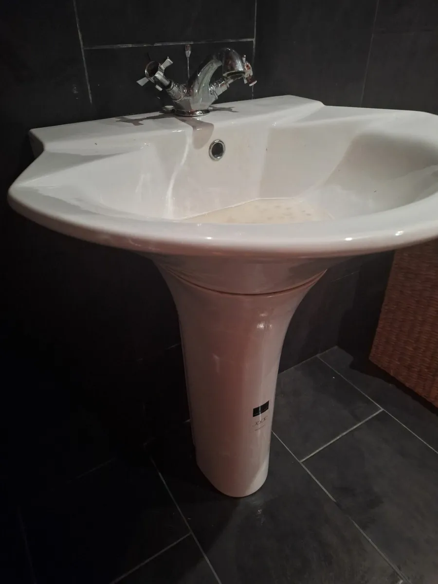 Bathroom sink - Image 1