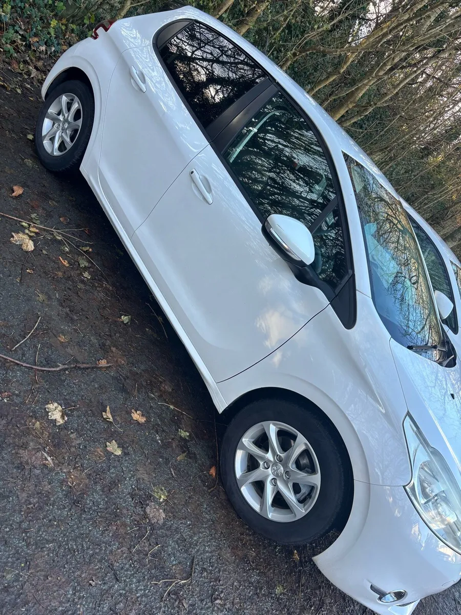 Peugeot 208 - Image 4