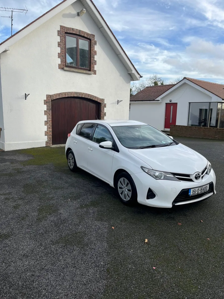 Toyota Auris 2015 - Image 2